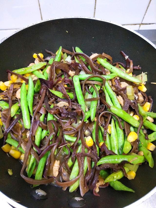 再放其他材料，上述香料及少許酱油，翻炒断生；