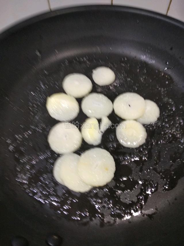 下橄欖油，干葱頭煸炒米粉；