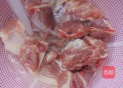 莲藕绿豆排骨汤的做法图解2