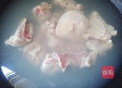 莲藕绿豆排骨汤的做法图解3