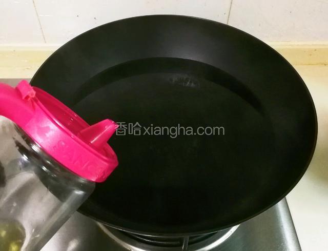 烧开半锅水，滴几滴食用油，放一勺盐