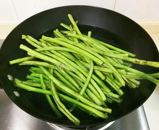 放入豇豆烧开继续烧一分钟