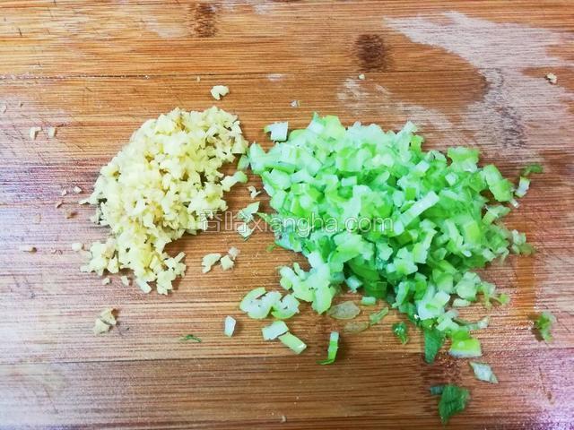 葱切碎，姜切末