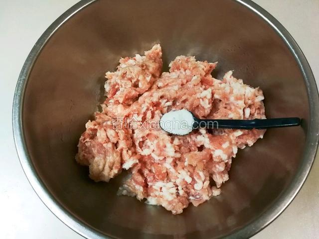 肉糜放入小盆放一小勺盐