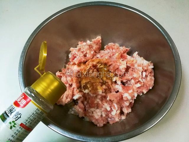 放少许白胡椒粉