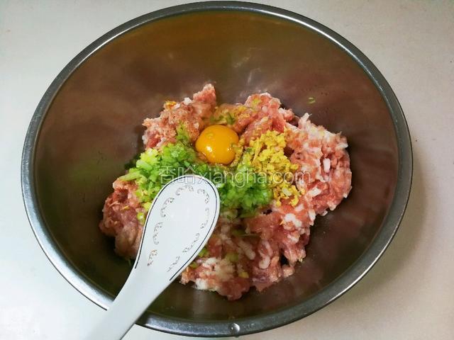 放三小勺清水顺时针搅拌至有粘性，一共重复四五次这个步骤