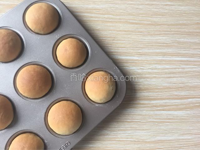 取出热水,启动烤箱烘烤功能160度15分钟。
