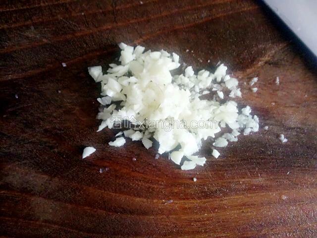这时候来准备配料，蒜切末