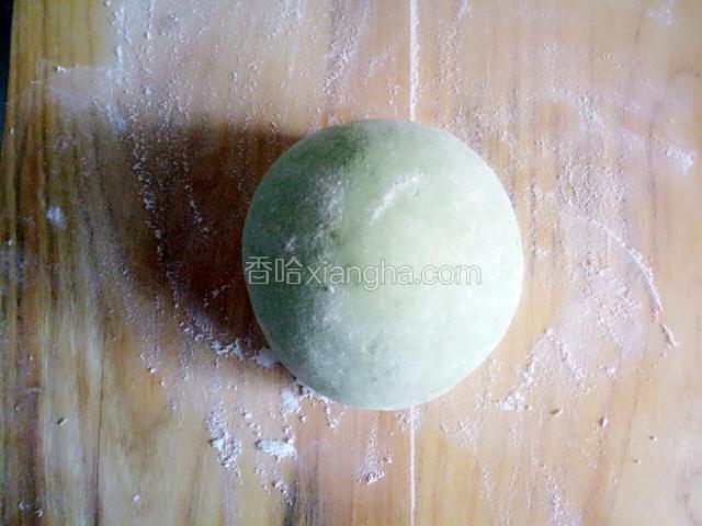 面团醒好了，取一块揉匀，这时候烧水