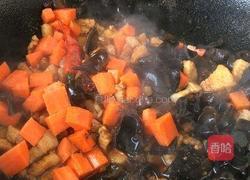 黑木耳肉丁蚕豆酥的做法图解6