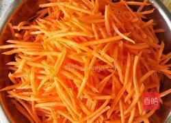 猪肉胡萝卜蒸饺的做法图解1