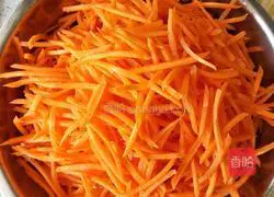 Illustration of how to make steamed pork and carrot dumplings 1