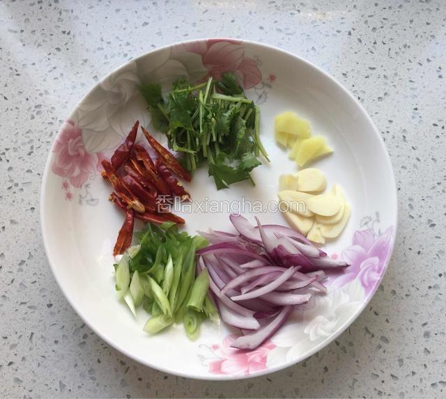 切葱花、蒜片、姜片，香菜切段，圆葱切丝。