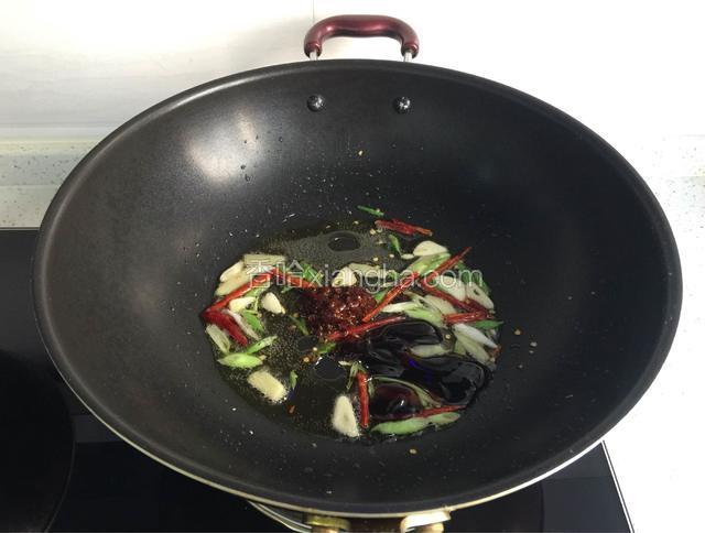 倒入蚝油、郫县豆瓣酱炒香。