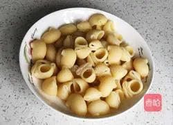 Illustration of how to make shrimp and tomato pasta 5
