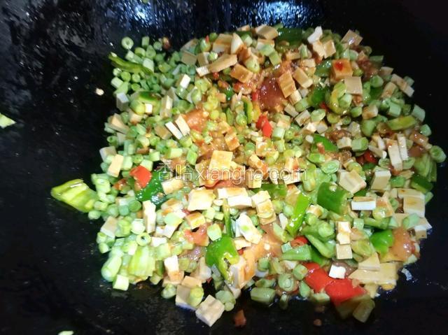 放豇豆，豆腐干，青辣椒翻炒。