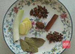 炝拌芹菜花生米的做法图解3