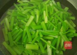 炝拌芹菜花生米的做法图解5