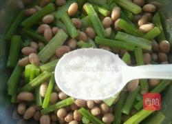 炝拌芹菜花生米的做法图解13