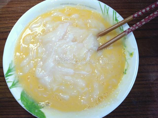 打好的鱼胶加入蛋液沿同一方向搅匀