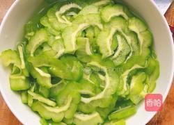 苦瓜炒鸡蛋的做法图解3