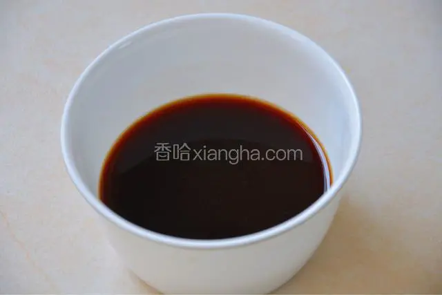 把生抽、味淋、清酒，淀粉混合在一起，适当加点温水进去更容易让淀粉融化，大概二十毫升左右的温水吧，这样简易版的照烧汁就做好了