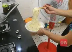 Illustration of Sichuan style cold noodles 4