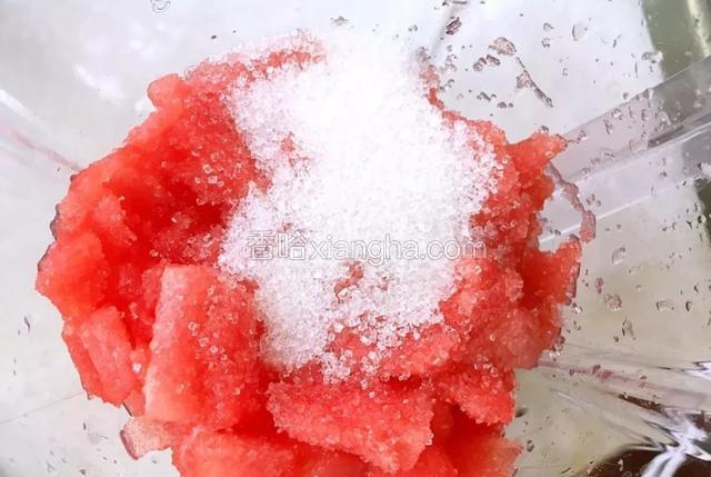 加35克砂糖倒入榨汁机内打成汁。