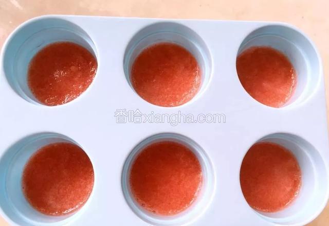 倒入模具七分满即可，冰箱冷冻两小时。