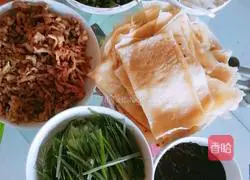 Illustration of how to make shredded pork with Beijing sauce 11