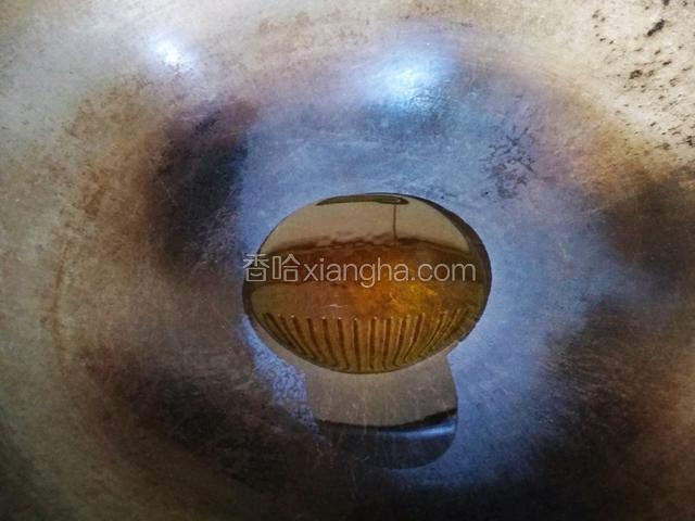 热锅倒入适量的冷油