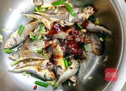 Illustration of dry-fried small yellow croaker 2