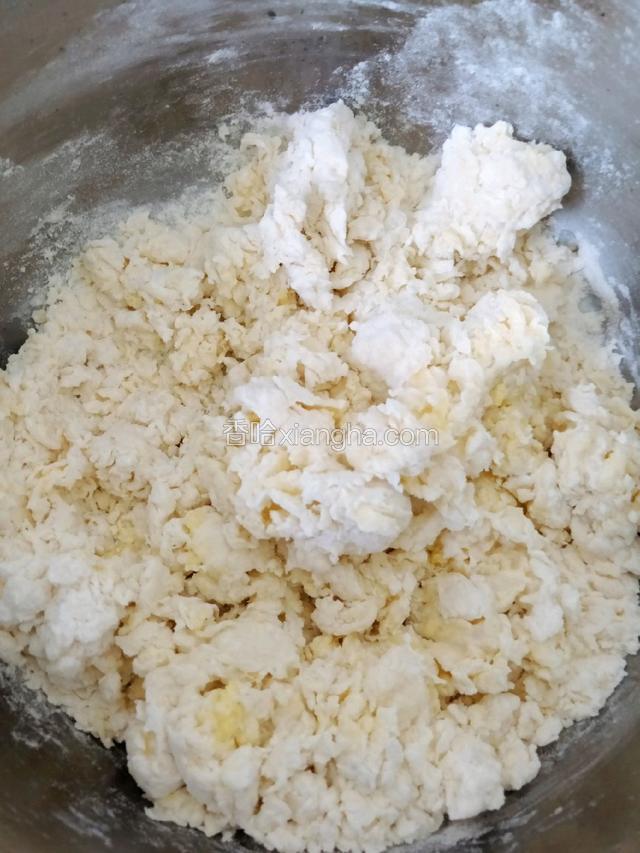再将牛奶倒入面粉中边倒牛奶边用筷子搅拌成絮状