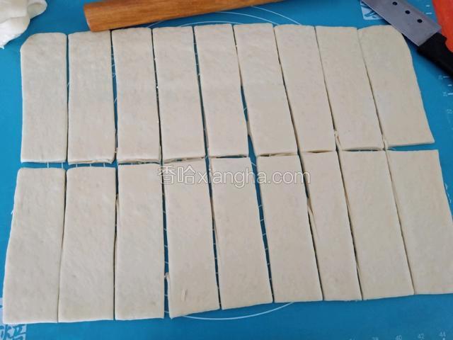 再将薄面片切成条，我切的大约三公分宽吧，宽窄自己随意

