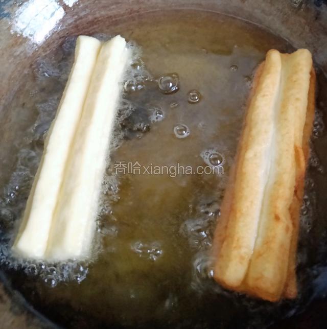 锅中油六成热放入油条，小火慢炸，炸至金黄捞出(我是稍稍抻了一下油条，也可以不抻)