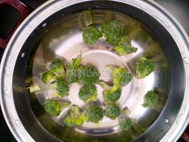 放入西蓝花焯水