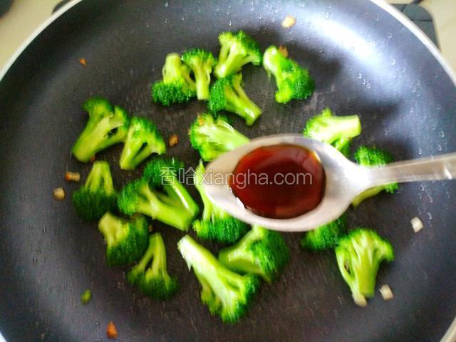 加入蚝油翻炒均匀即可