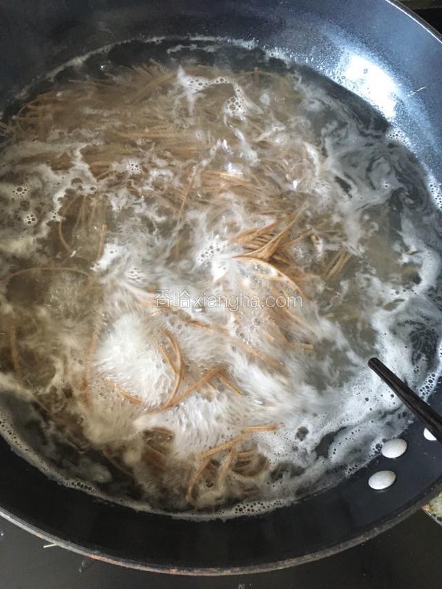 锅里放水水开放入荞麦面煮熟，煮熟之后过凉水放一面备用