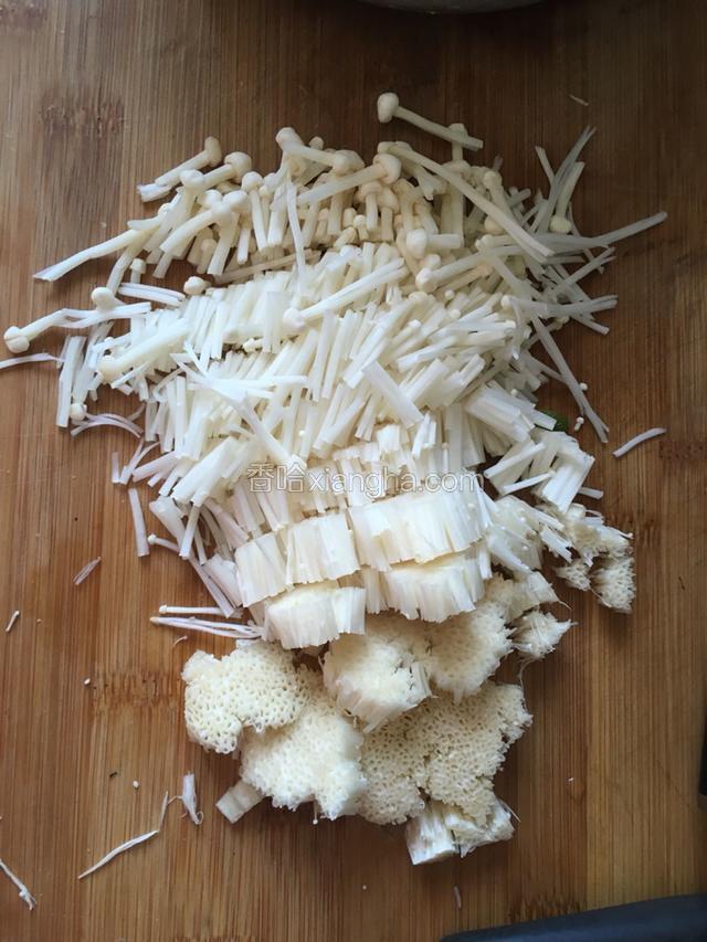 金针菇切段，放锅里过水煮熟