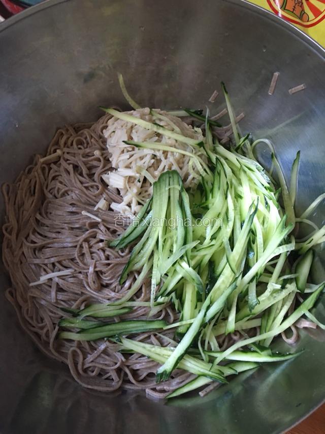 把一半黄瓜丝、全部金针菇荞麦面放进凉菜盆