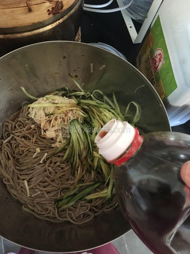 倒入味极鲜和醋