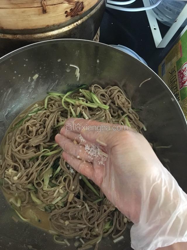 少加点糖用手拌匀