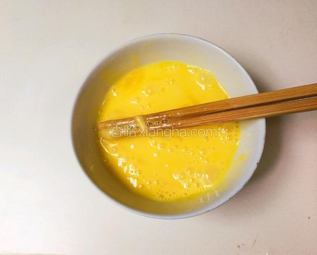 鸡蛋打入碗中打散均匀