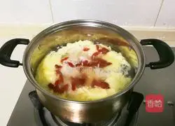 Illustration of how to make egg drops fermented with cinnamon, wolfberry and fermented wine 9