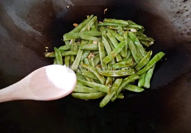 放少许食盐翻炒均匀