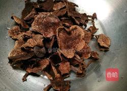 牛肝菌炒土猪肉的做法图解1