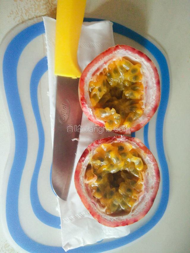 把百香果切开，用小勺子挖出来放进杯子里（怕酸或者第一次喝的人可以先放半个百香果）