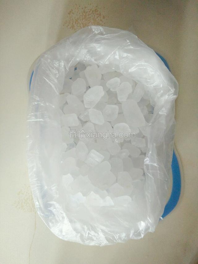加入适量的冰糖。喜欢喝甜的就多加点，喜欢喝酸的就少加点。想喝冰饮的话就加几块冰块就可以啦。