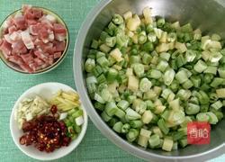 香辣土豆豆角丁的做法图解1