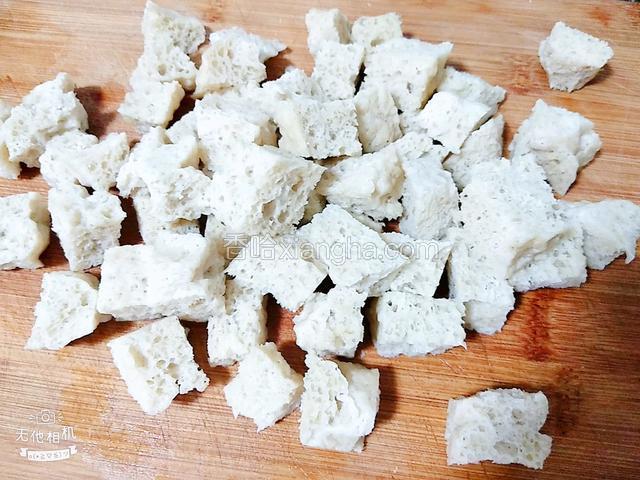 面筋切丁后放入冰箱冷藏备用